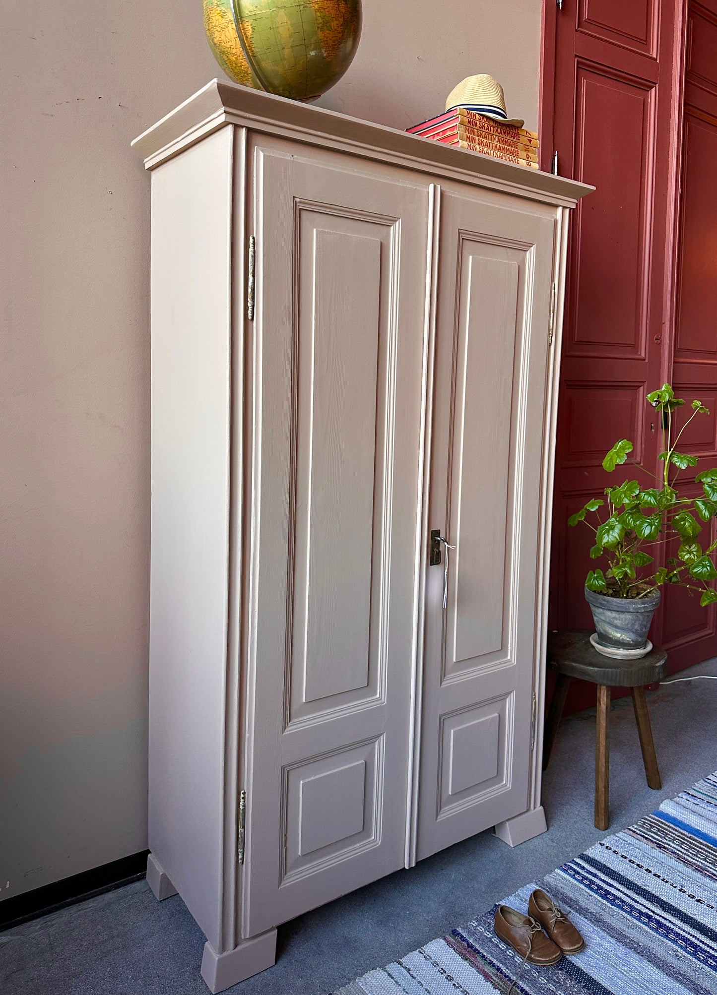 Ett gammalt vackert linneskåp med raka fina detaljer och spegel. 
Passar perfekt in i ett barnrum.