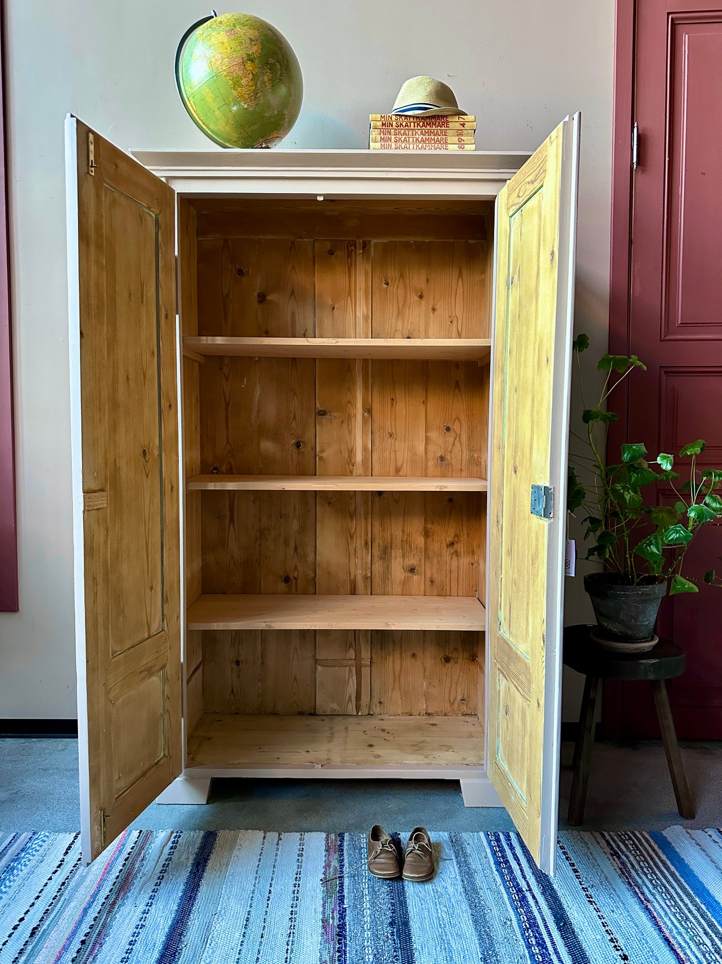 Ett gammalt vackert linneskåp med raka fina detaljer och spegel. 
Passar perfekt in i ett barnrum.