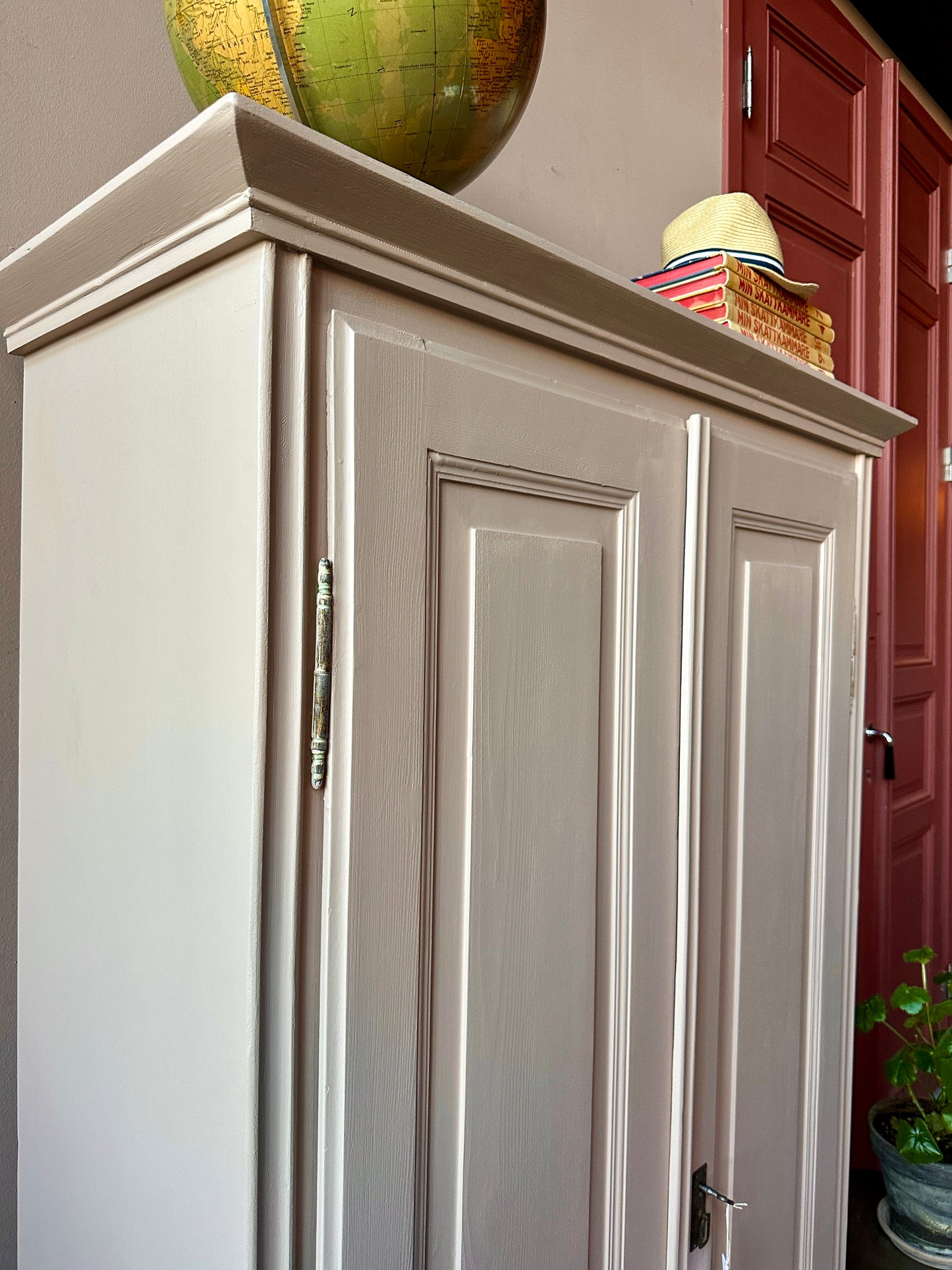 Ett gammalt vackert linneskåp med raka fina detaljer och spegel. 
Passar perfekt in i ett barnrum.