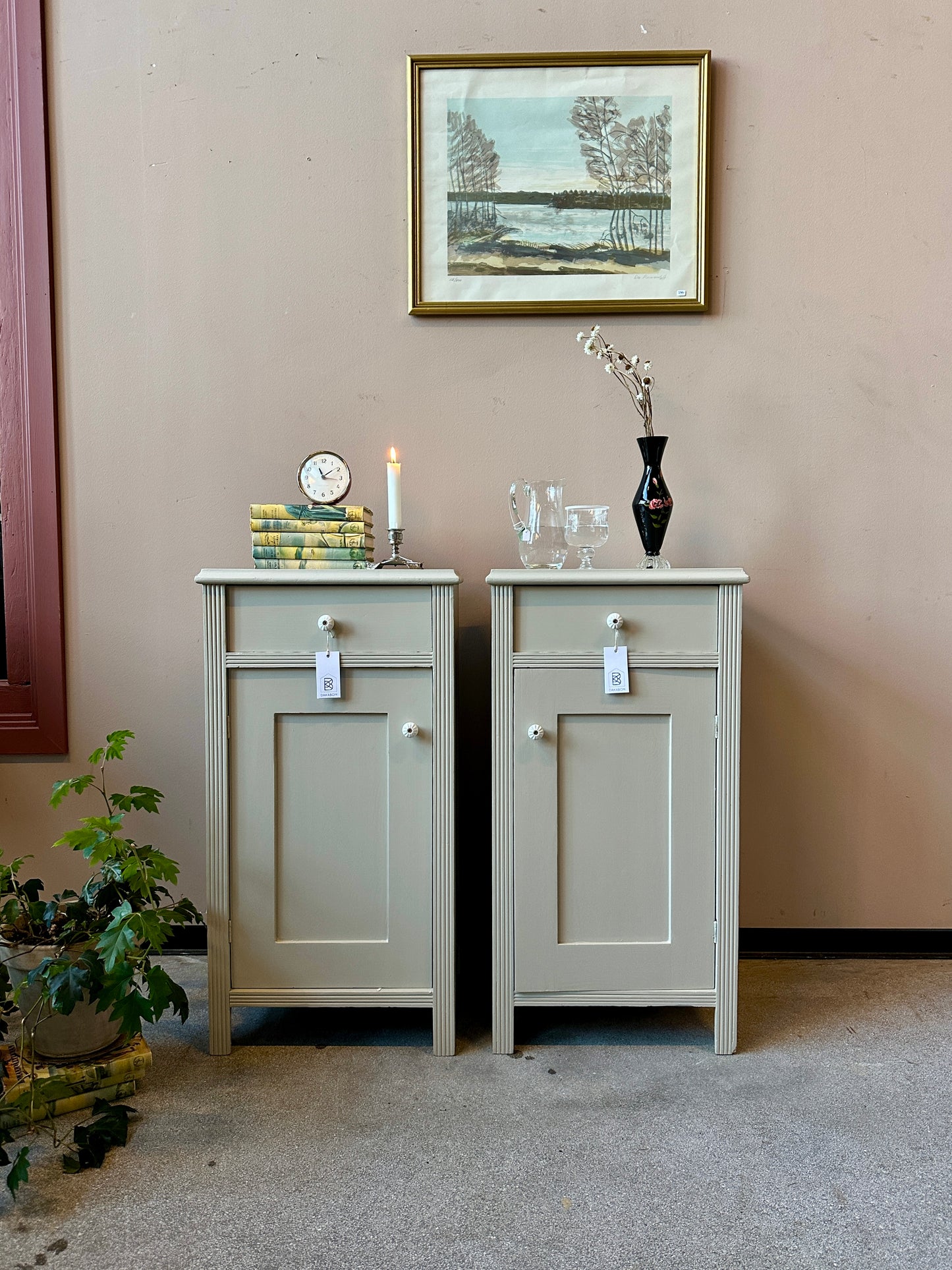 Sängbord i par mörkt greige