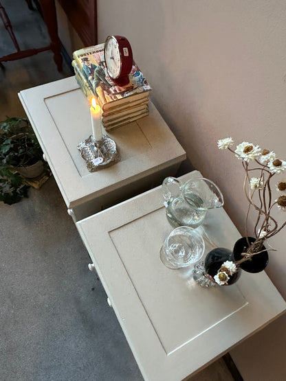 Sängbord i par mörkt greige