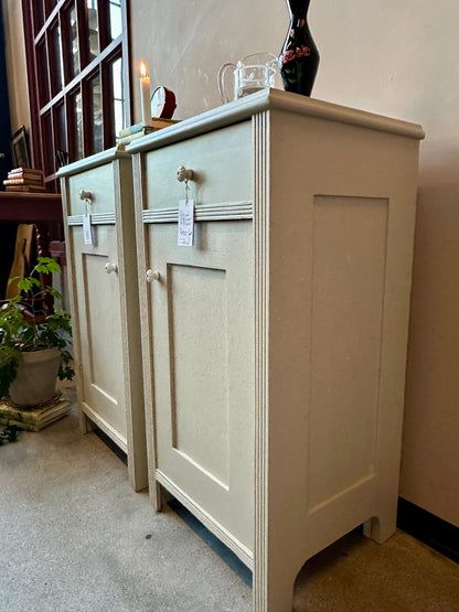 Sängbord i par mörkt greige