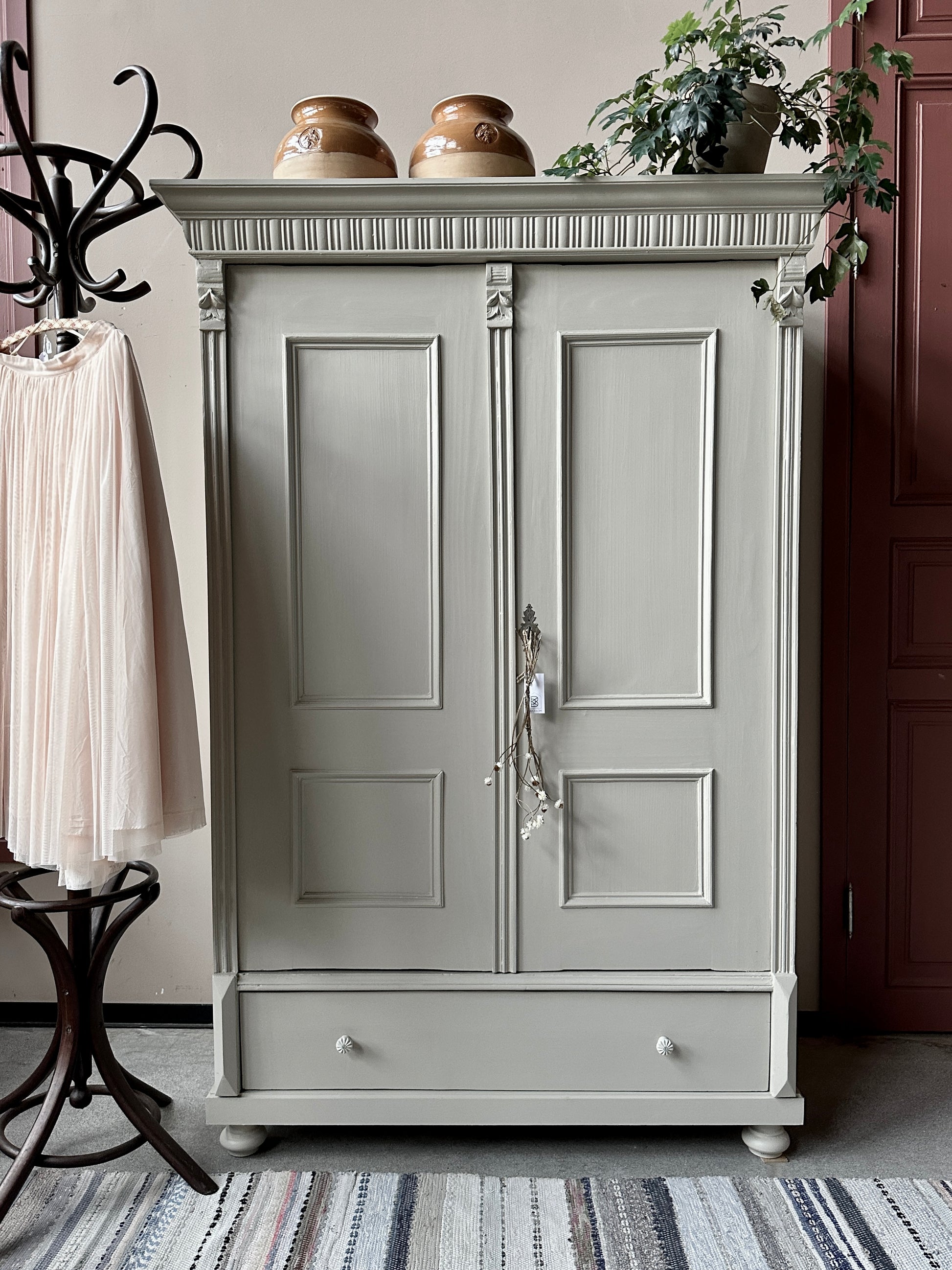 Klassiskt linneskåp i greige kulör med 2 dörrar