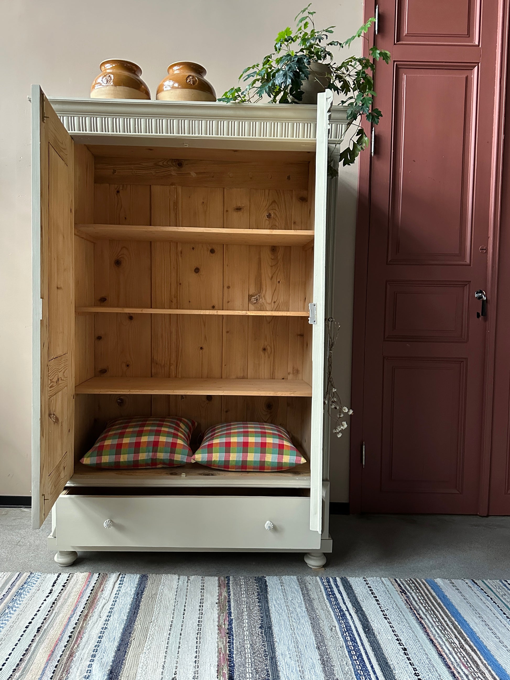 Klassiskt linneskåp i greige kulör med 2 dörrar. Öppna dörrar