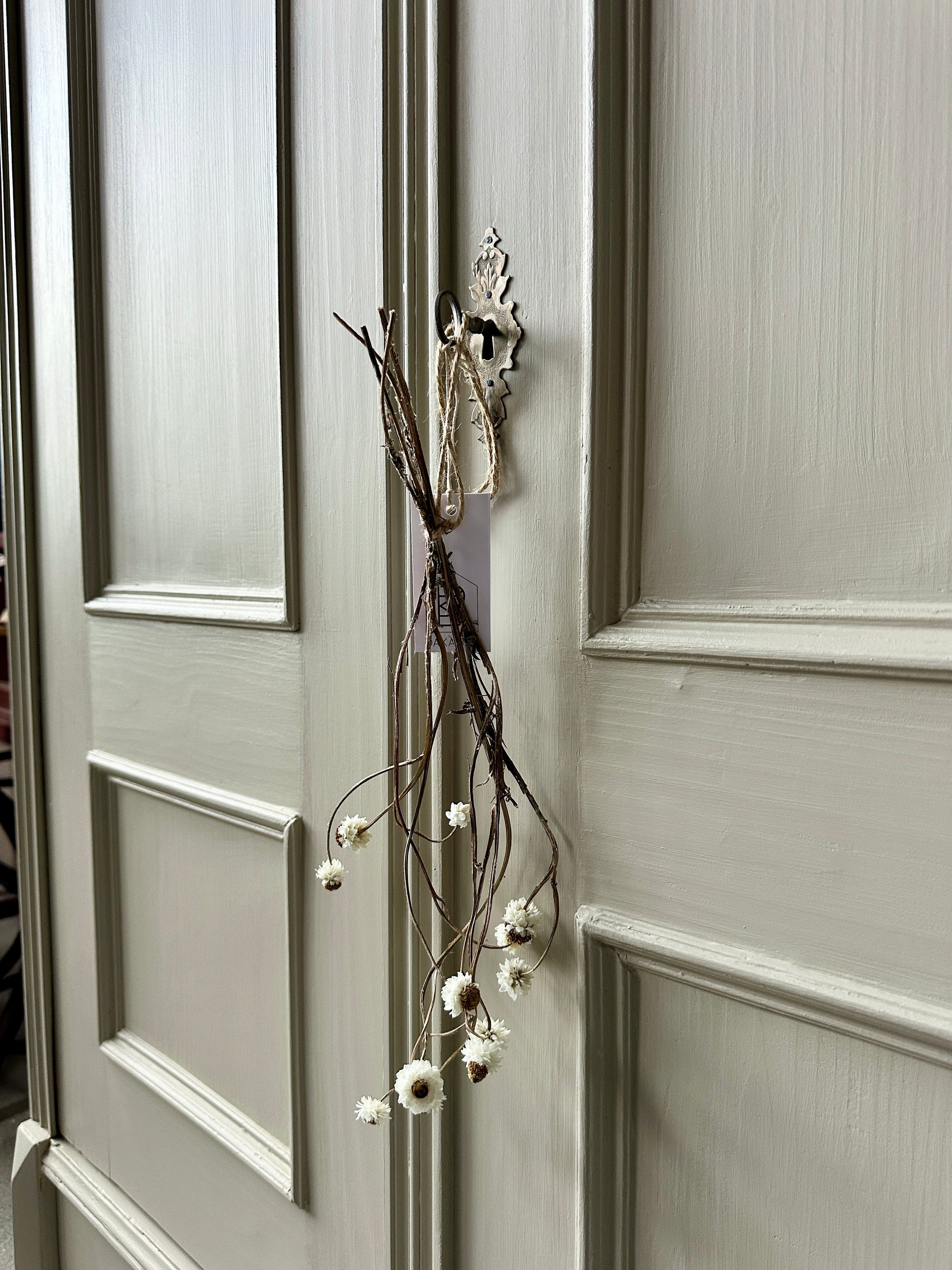 detaljbild på lås samt blommor