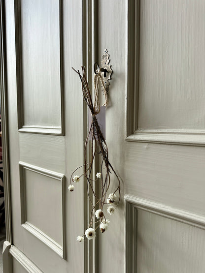 detaljbild på lås samt blommor