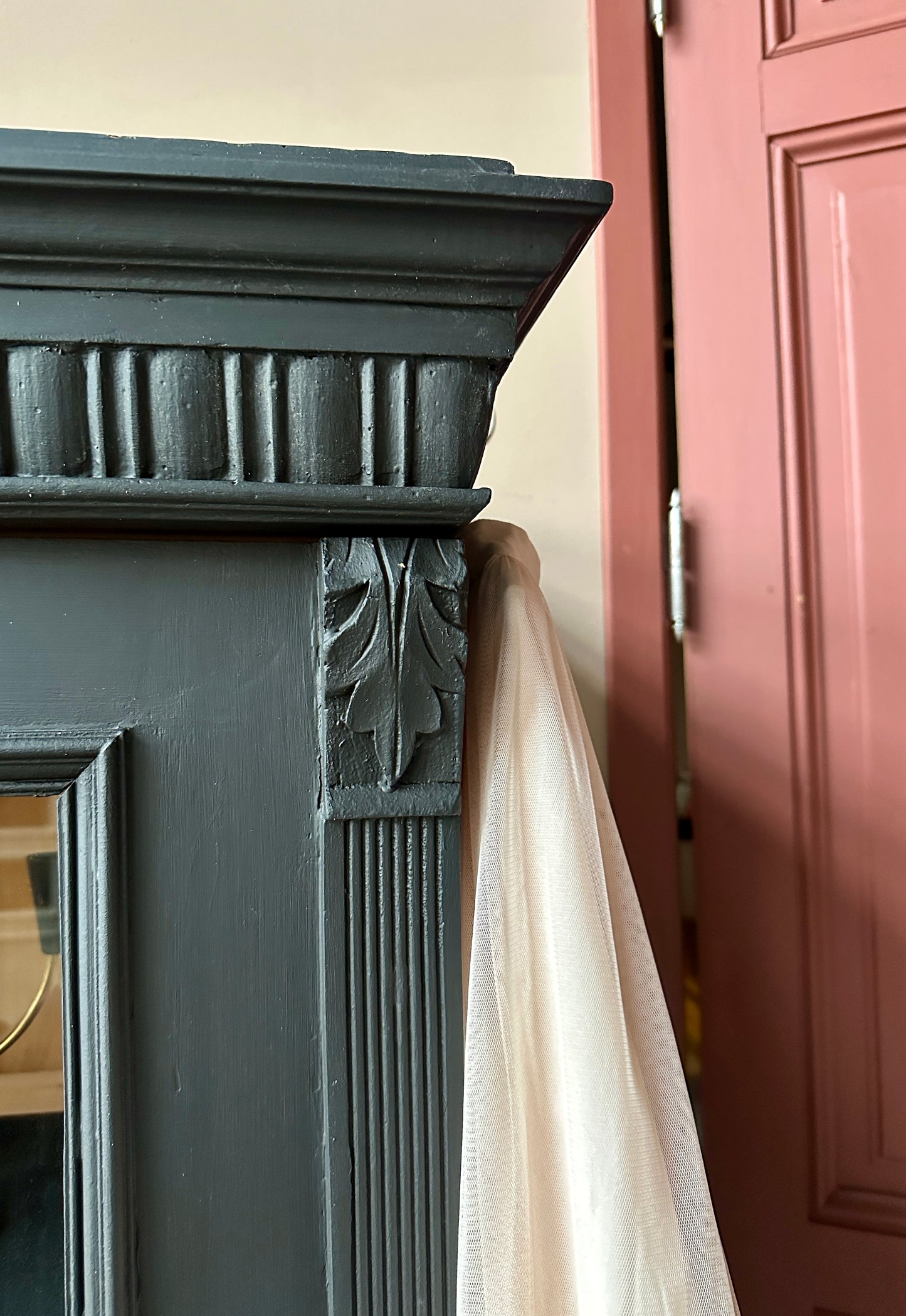 Ett vackert gammalt vitrinskåp med klassiska detaljer och glas även i sidan för vackert ljusinsläpp.