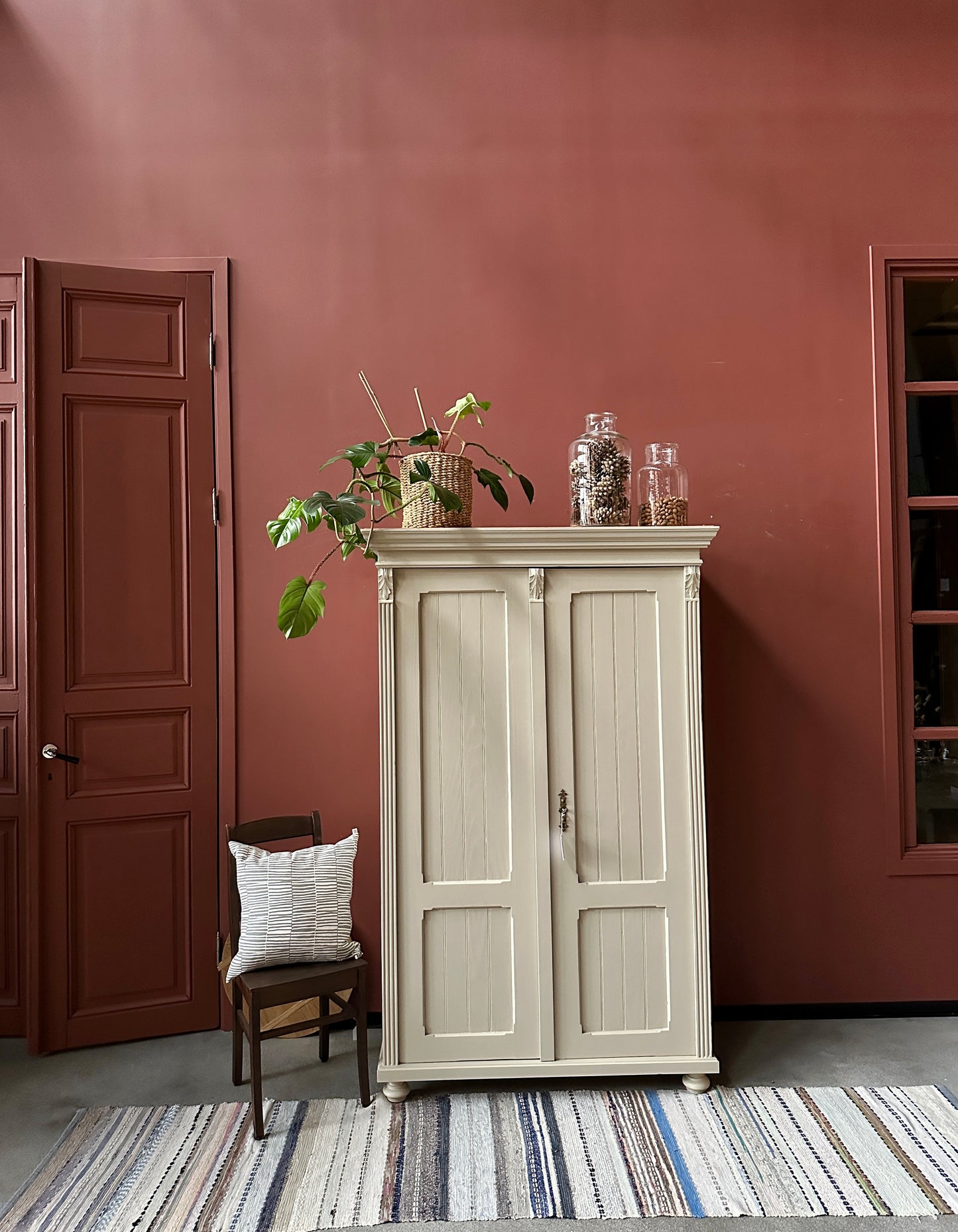 Ett gammalt vackert linneskåp med utsmyckade detaljer och profilerade speglar.Skåpet har i dagsläget 3 st hyllplan. 