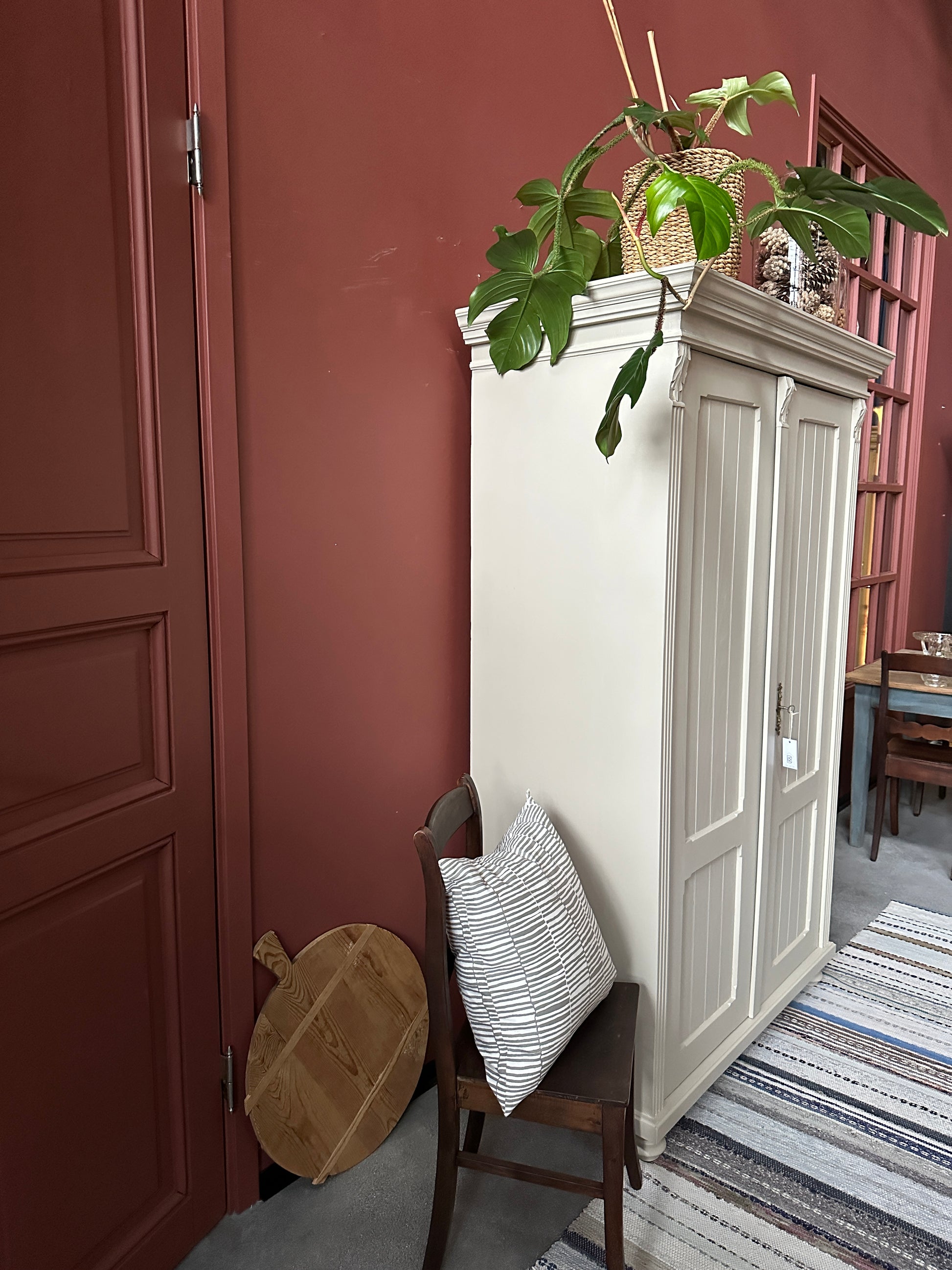 Ett gammalt vackert linneskåp med utsmyckade detaljer och profilerade speglar.Skåpet har i dagsläget 3 st hyllplan. 