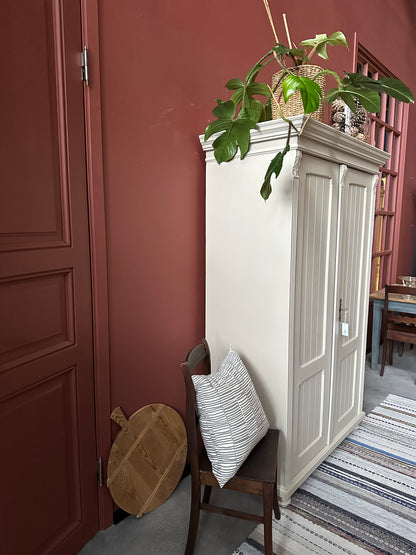 Ett gammalt vackert linneskåp med utsmyckade detaljer och profilerade speglar.Skåpet har i dagsläget 3 st hyllplan. 