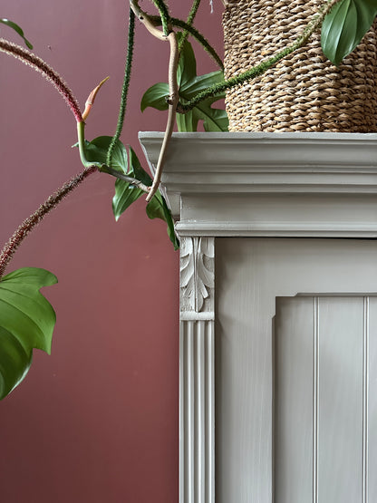 Ett gammalt vackert linneskåp med utsmyckade detaljer och profilerade speglar.Skåpet har i dagsläget 3 st hyllplan. 