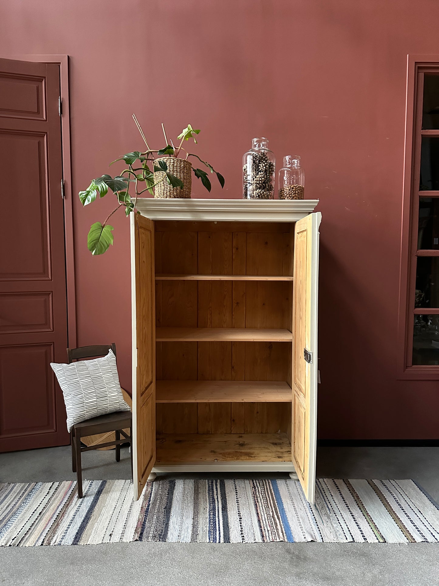 Ett gammalt vackert linneskåp med utsmyckade detaljer och profilerade speglar.Skåpet har i dagsläget 3 st hyllplan. 