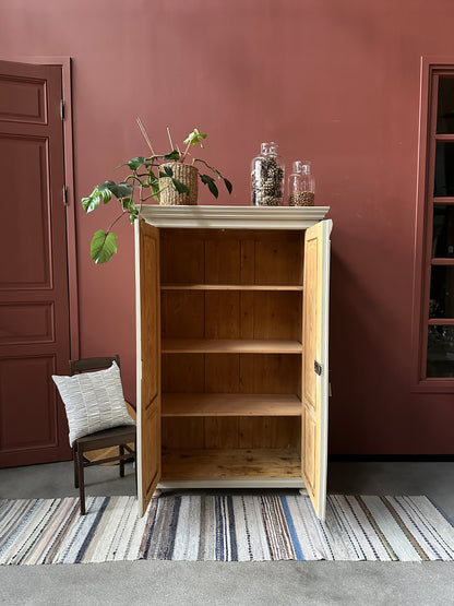 Ett gammalt vackert linneskåp med utsmyckade detaljer och profilerade speglar.Skåpet har i dagsläget 3 st hyllplan. 