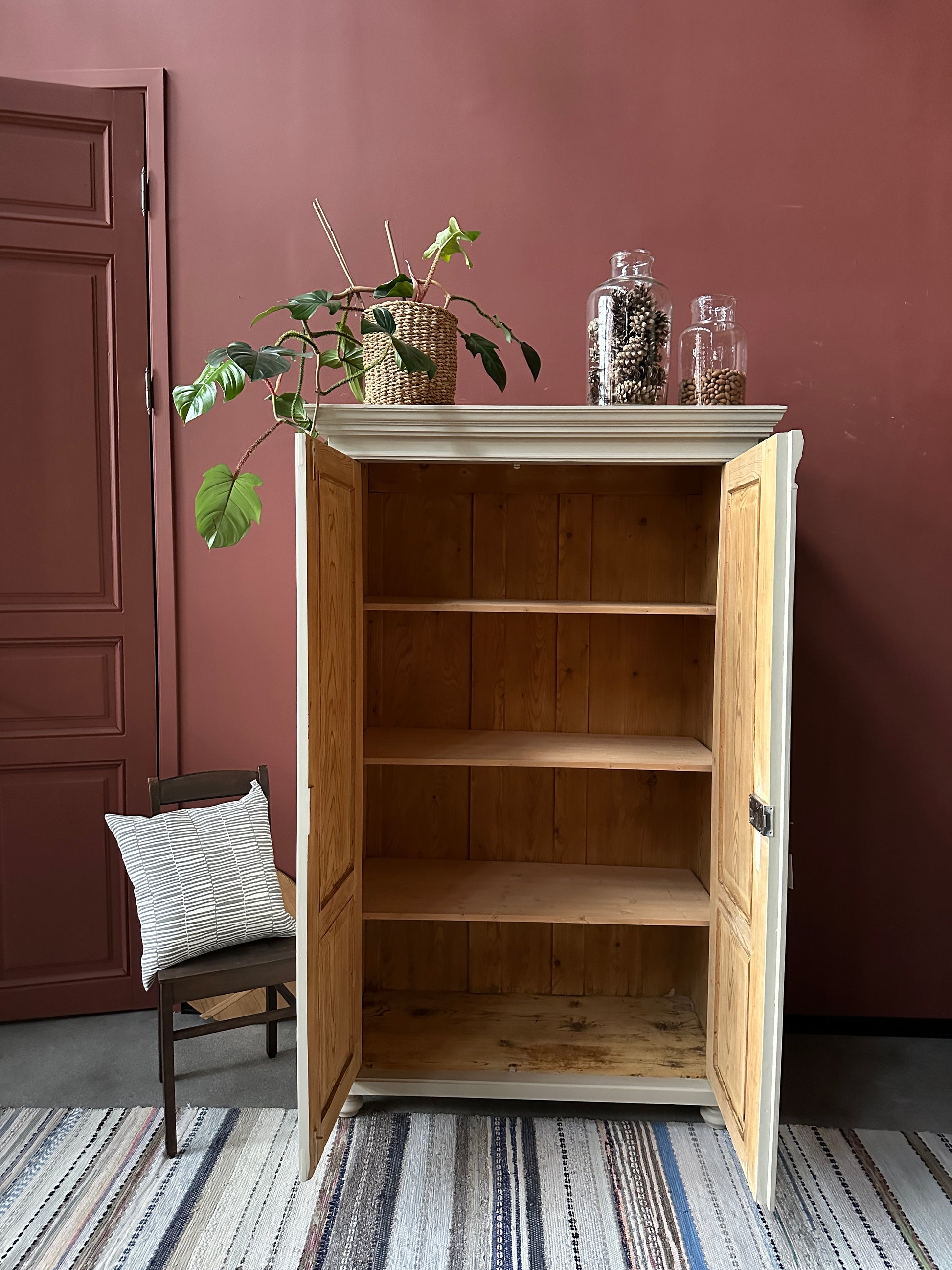 Ett gammalt vackert linneskåp med utsmyckade detaljer och profilerade speglar.Skåpet har i dagsläget 3 st hyllplan. 