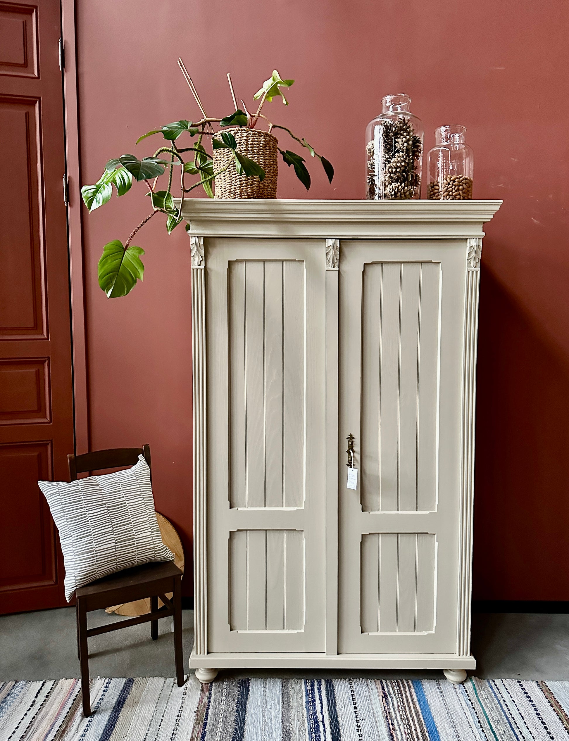 Ett gammalt vackert linneskåp med utsmyckade detaljer och profilerade speglar.Skåpet har i dagsläget 3 st hyllplan. 