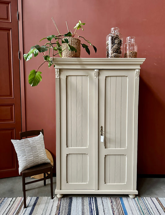 Ett gammalt vackert linneskåp med utsmyckade detaljer och profilerade speglar.Skåpet har i dagsläget 3 st hyllplan. 