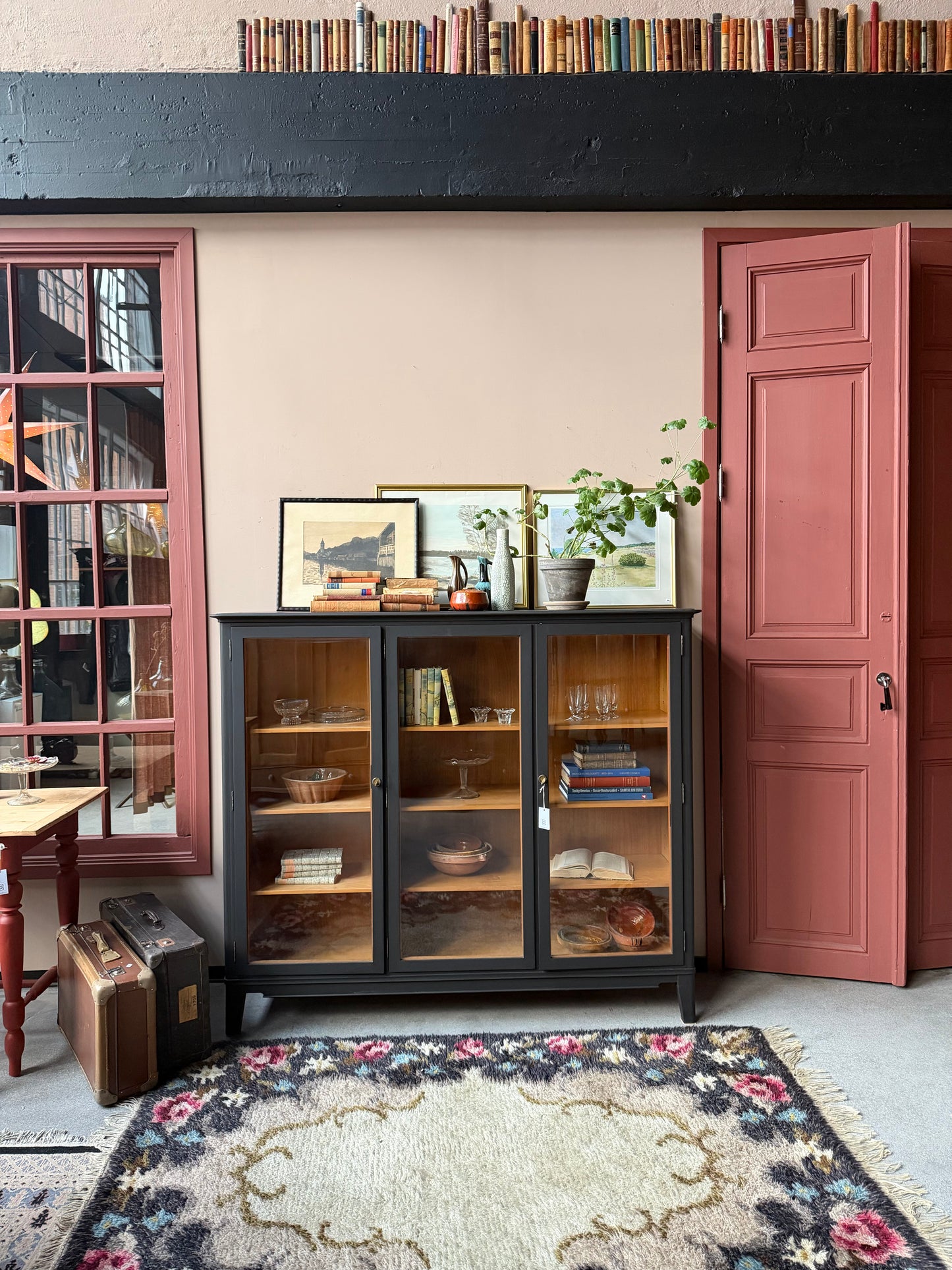 Ett gammalt, vackert vitrinskåp med raköverkant.Skåpet har tre öppningsbara glasdörrar. Praktiskt skåp som rymmer mycket och fint att placera inredningsdetaljer och skapa stilleben utefter säsong på skåpet.