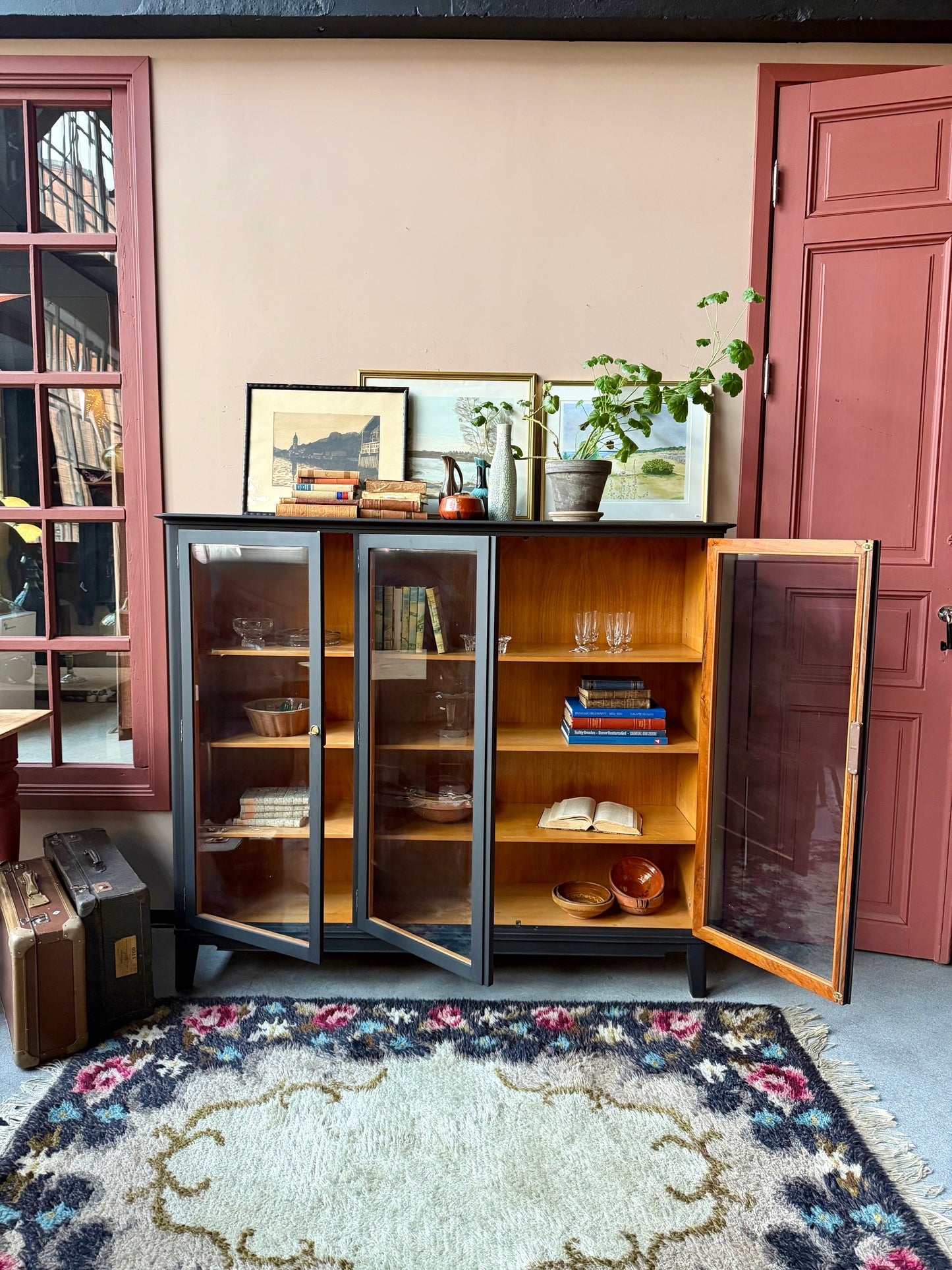 Ett gammalt, vackert vitrinskåp med raköverkant.Skåpet har tre öppningsbara glasdörrar. Praktiskt skåp som rymmer mycket och fint att placera inredningsdetaljer och skapa stilleben utefter säsong på skåpet.