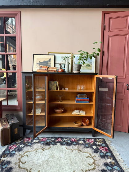 Ett gammalt, vackert vitrinskåp med raköverkant.Skåpet har tre öppningsbara glasdörrar. Praktiskt skåp som rymmer mycket och fint att placera inredningsdetaljer och skapa stilleben utefter säsong på skåpet.