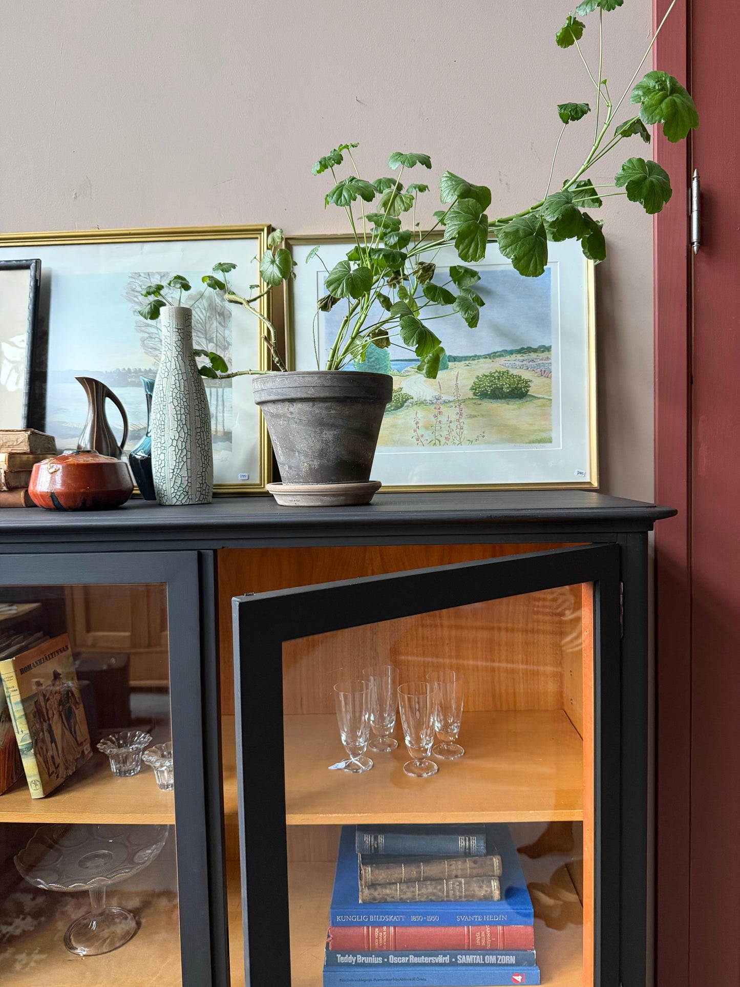 Ett gammalt, vackert vitrinskåp med raköverkant.Skåpet har tre öppningsbara glasdörrar. Praktiskt skåp som rymmer mycket och fint att placera inredningsdetaljer och skapa stilleben utefter säsong på skåpet.