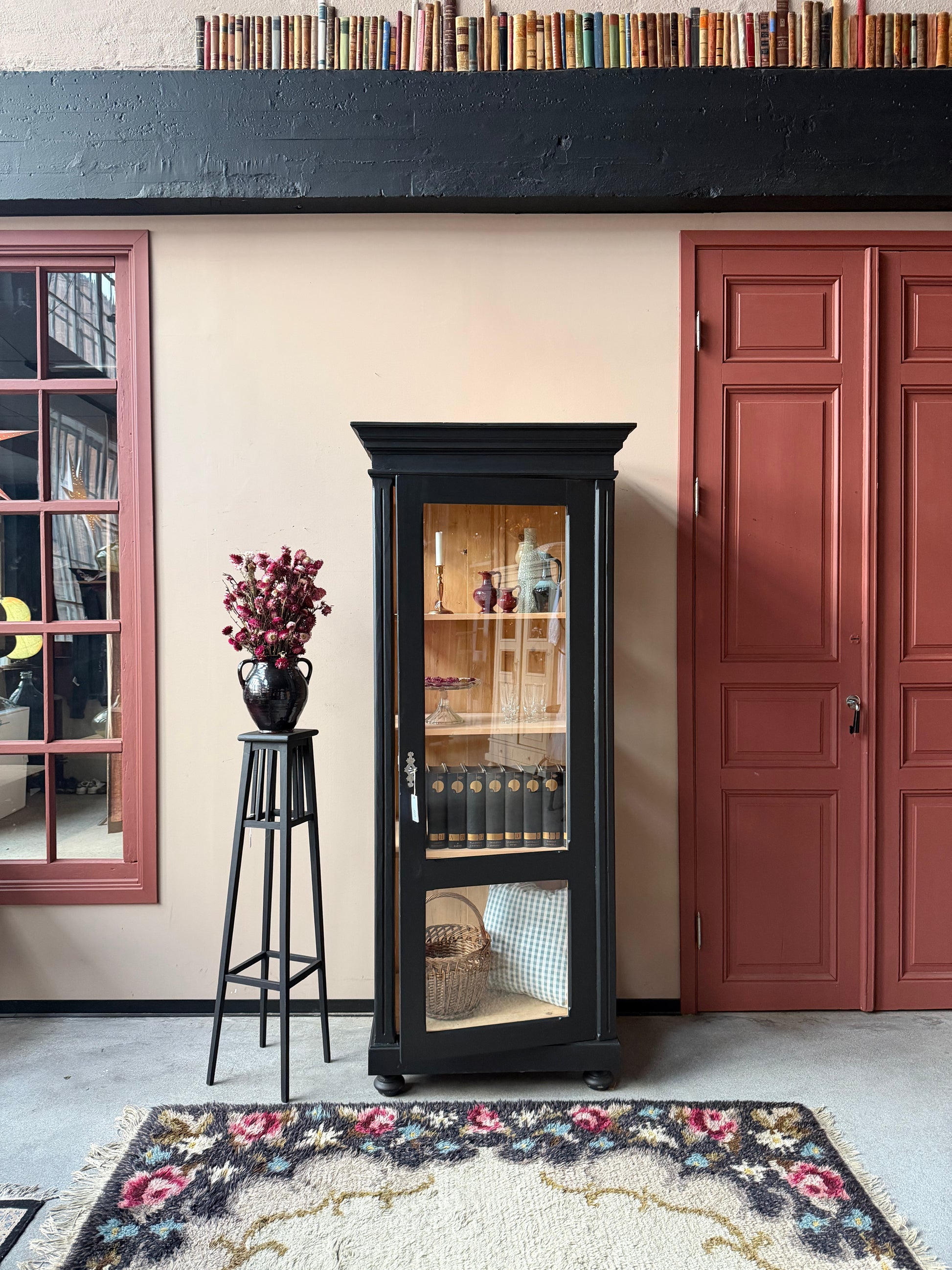 Ett gammalt vackert vitrinskåp med glas både på framsidan men även på sidorna för fint ljusinsläpp. Formspråket på skåpet är enkelt, men med raka fina detaljer.Det har i dagsläget 3 st hyllplan.Vi kan sätta i ytterligare hyllplan om så önskas.