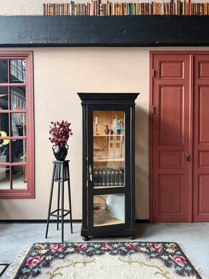 Ett gammalt vackert vitrinskåp med glas både på framsidan men även på sidorna för fint ljusinsläpp. Formspråket på skåpet är enkelt, men med raka fina detaljer.Det har i dagsläget 3 st hyllplan.Vi kan sätta i ytterligare hyllplan om så önskas.