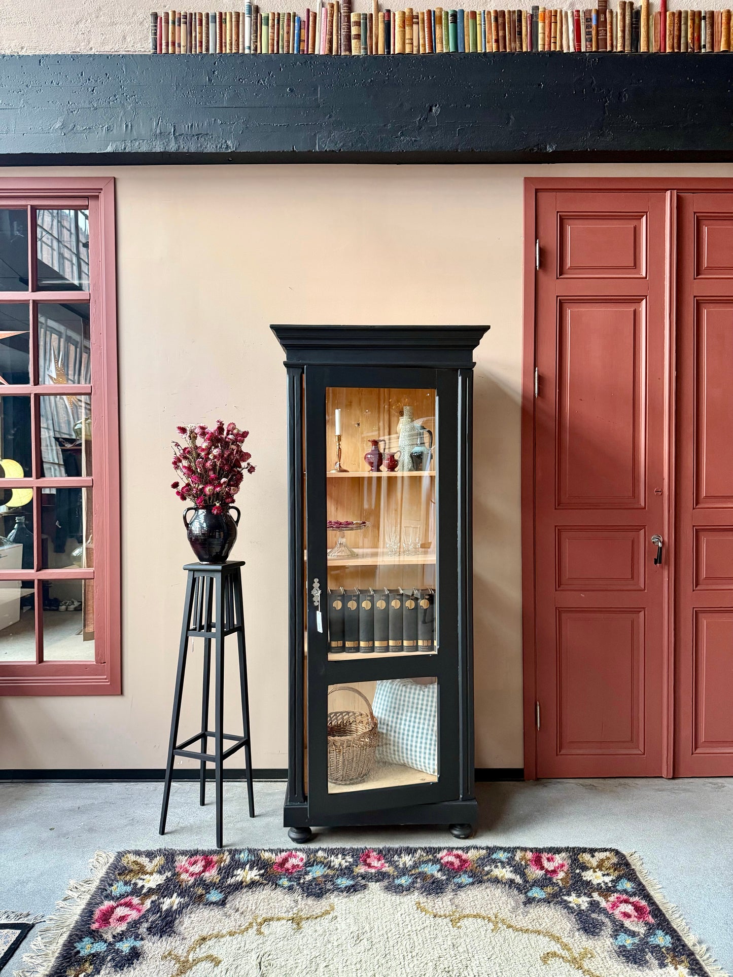 Ett gammalt vackert vitrinskåp med glas både på framsidan men även på sidorna för fint ljusinsläpp. Formspråket på skåpet är enkelt, men med raka fina detaljer.Det har i dagsläget 3 st hyllplan.Vi kan sätta i ytterligare hyllplan om så önskas.