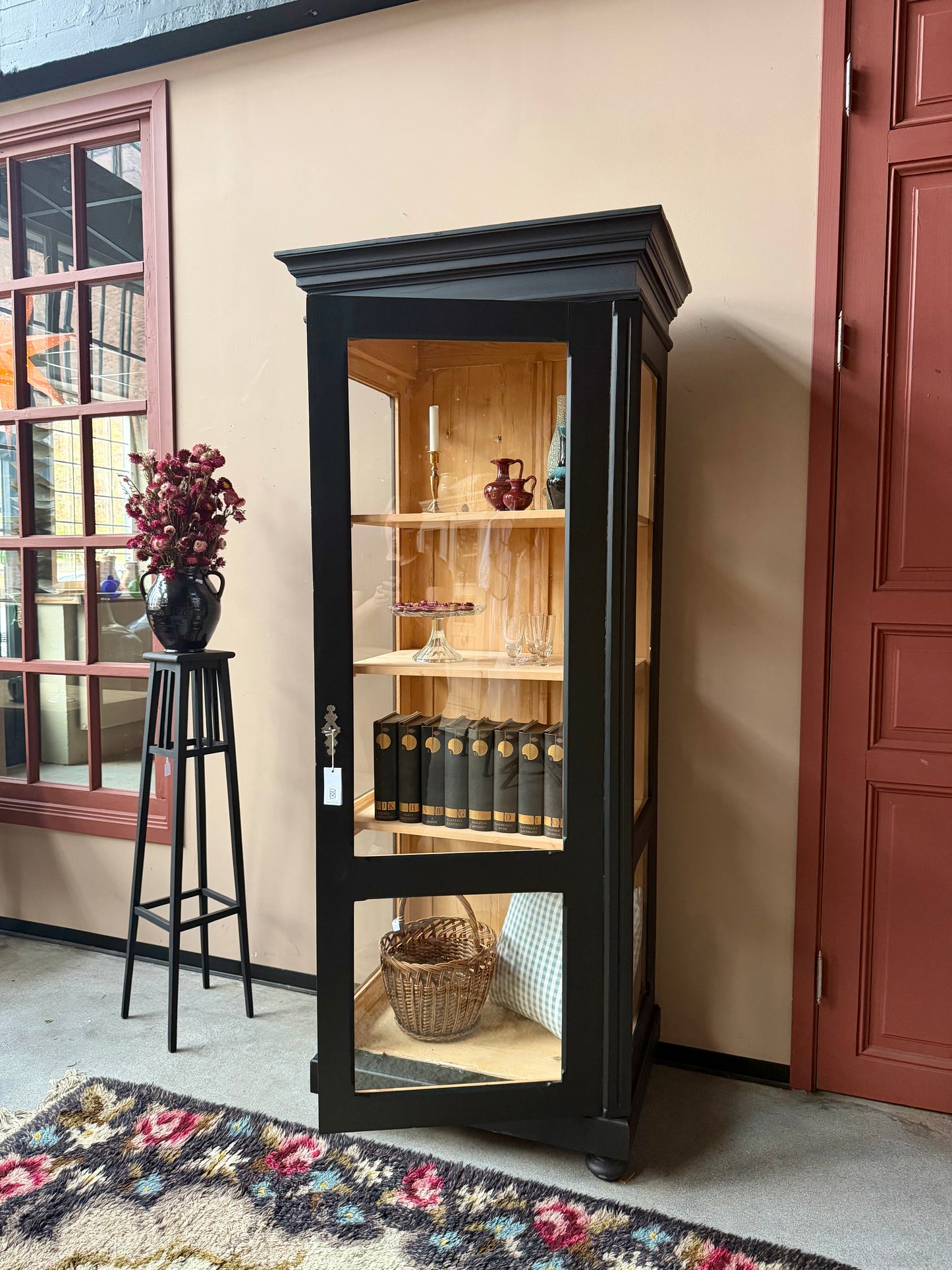 Ett gammalt vackert vitrinskåp med glas både på framsidan men även på sidorna för fint ljusinsläpp. Formspråket på skåpet är enkelt, men med raka fina detaljer.Det har i dagsläget 3 st hyllplan.Vi kan sätta i ytterligare hyllplan om så önskas.