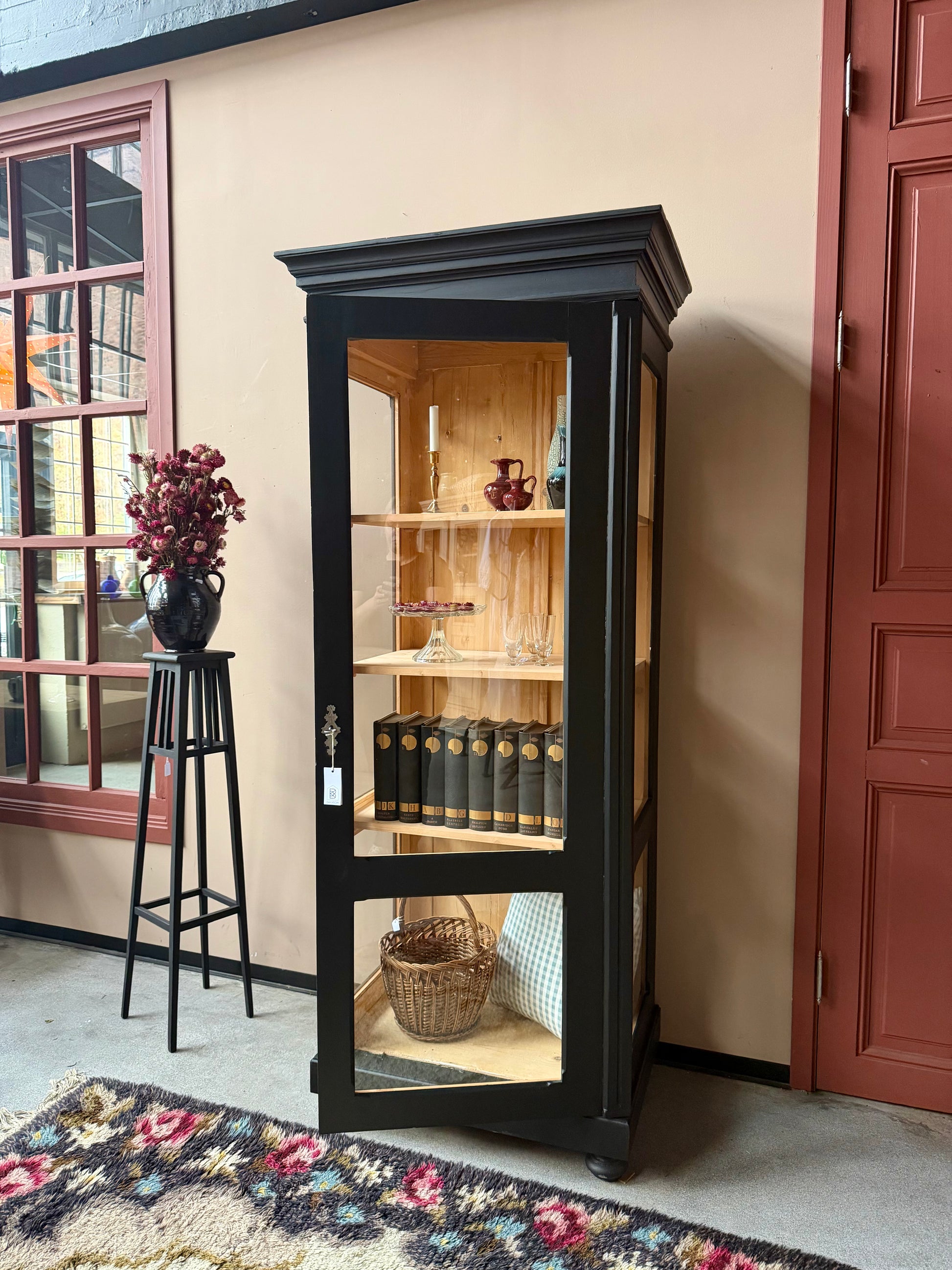 Ett gammalt vackert vitrinskåp med glas både på framsidan men även på sidorna för fint ljusinsläpp. Formspråket på skåpet är enkelt, men med raka fina detaljer.Det har i dagsläget 3 st hyllplan.Vi kan sätta i ytterligare hyllplan om så önskas.