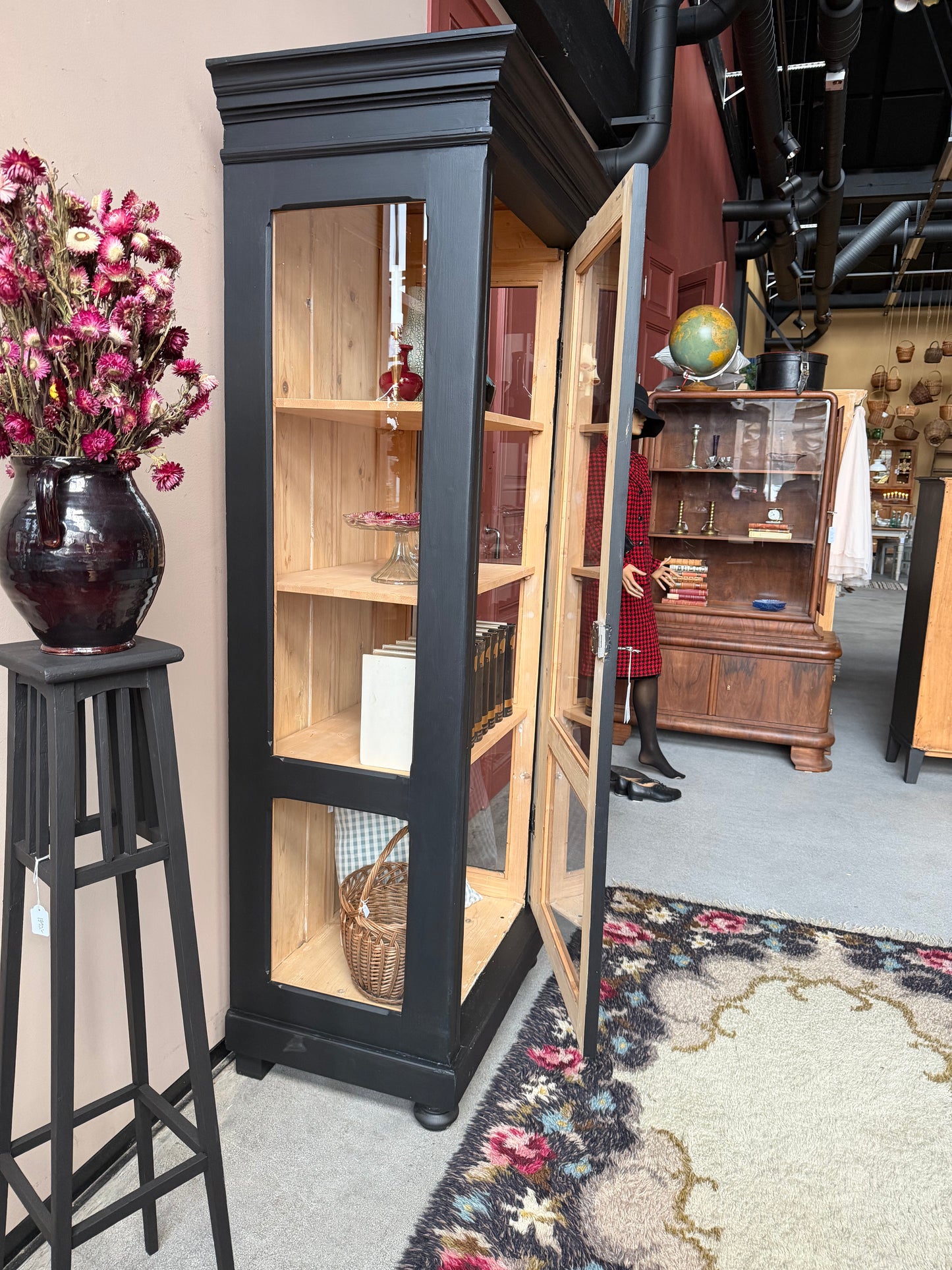 Ett gammalt vackert vitrinskåp med glas både på framsidan men även på sidorna för fint ljusinsläpp. Formspråket på skåpet är enkelt, men med raka fina detaljer.Det har i dagsläget 3 st hyllplan.Vi kan sätta i ytterligare hyllplan om så önskas.