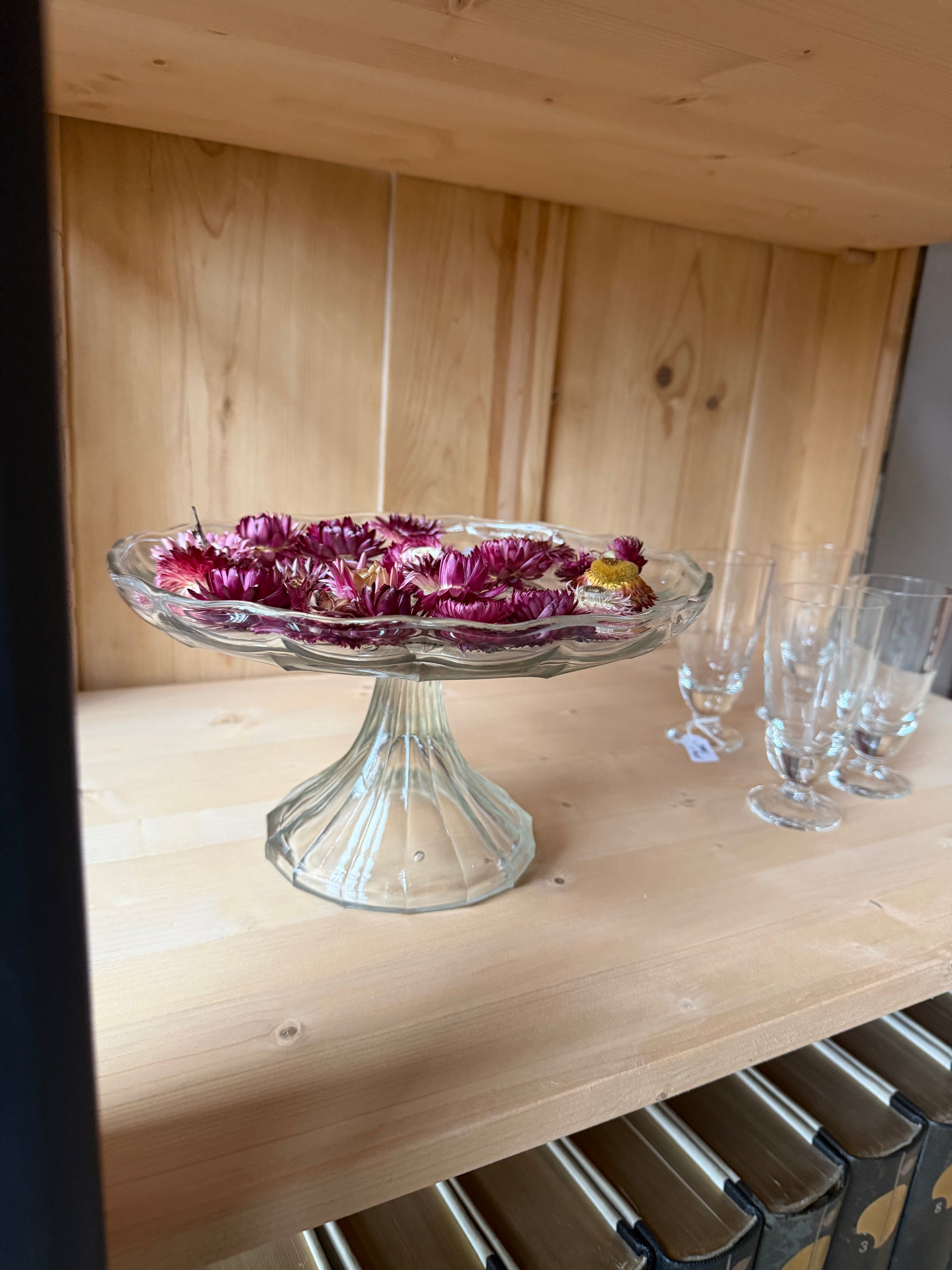 Detaljbild.Ett gammalt vackert vitrinskåp med glas både på framsidan men även på sidorna för fint ljusinsläpp. Formspråket på skåpet är enkelt, men med raka fina detaljer.Det har i dagsläget 3 st hyllplan.Vi kan sätta i ytterligare hyllplan om så önskas.