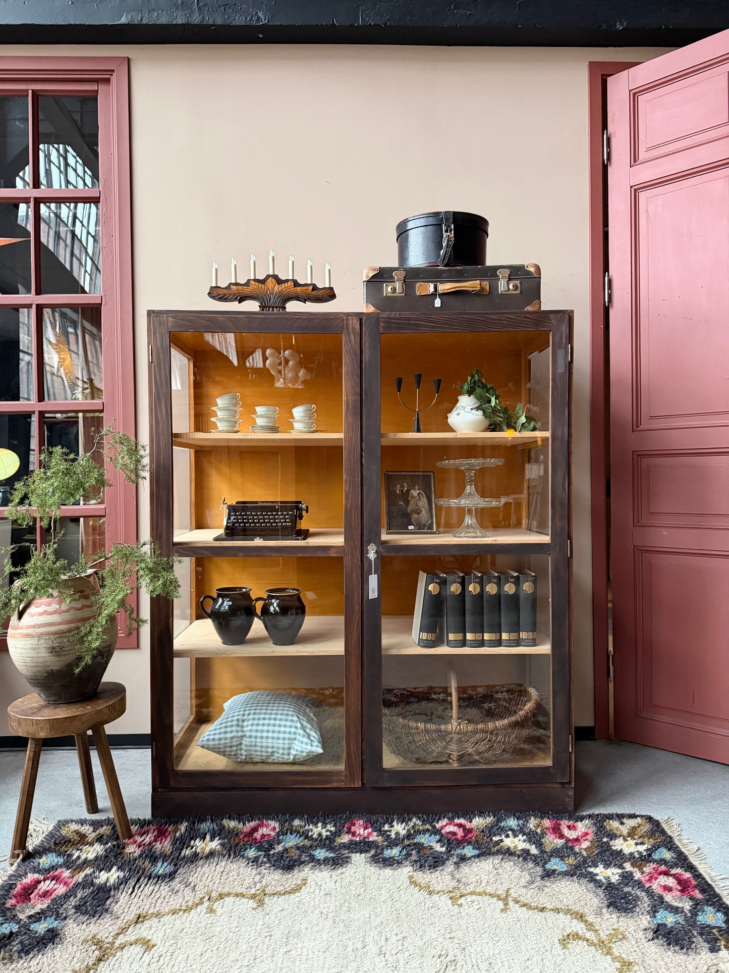 Ett gammalt, vackert vitrinskåp med rak överkant. Praktiskt skåp som rymmer mycket och fint att placera inredningsdetaljer och skapa olika stilleben utefter säsong på skåpet.
Skåpet har två öppningsbara dörrar i glas. Skåpet har i dagsläget 3 st nya och fräscha hyllplan, vi kan sätta in fler om det önskas. Skåpet är varsamt renoverat. 