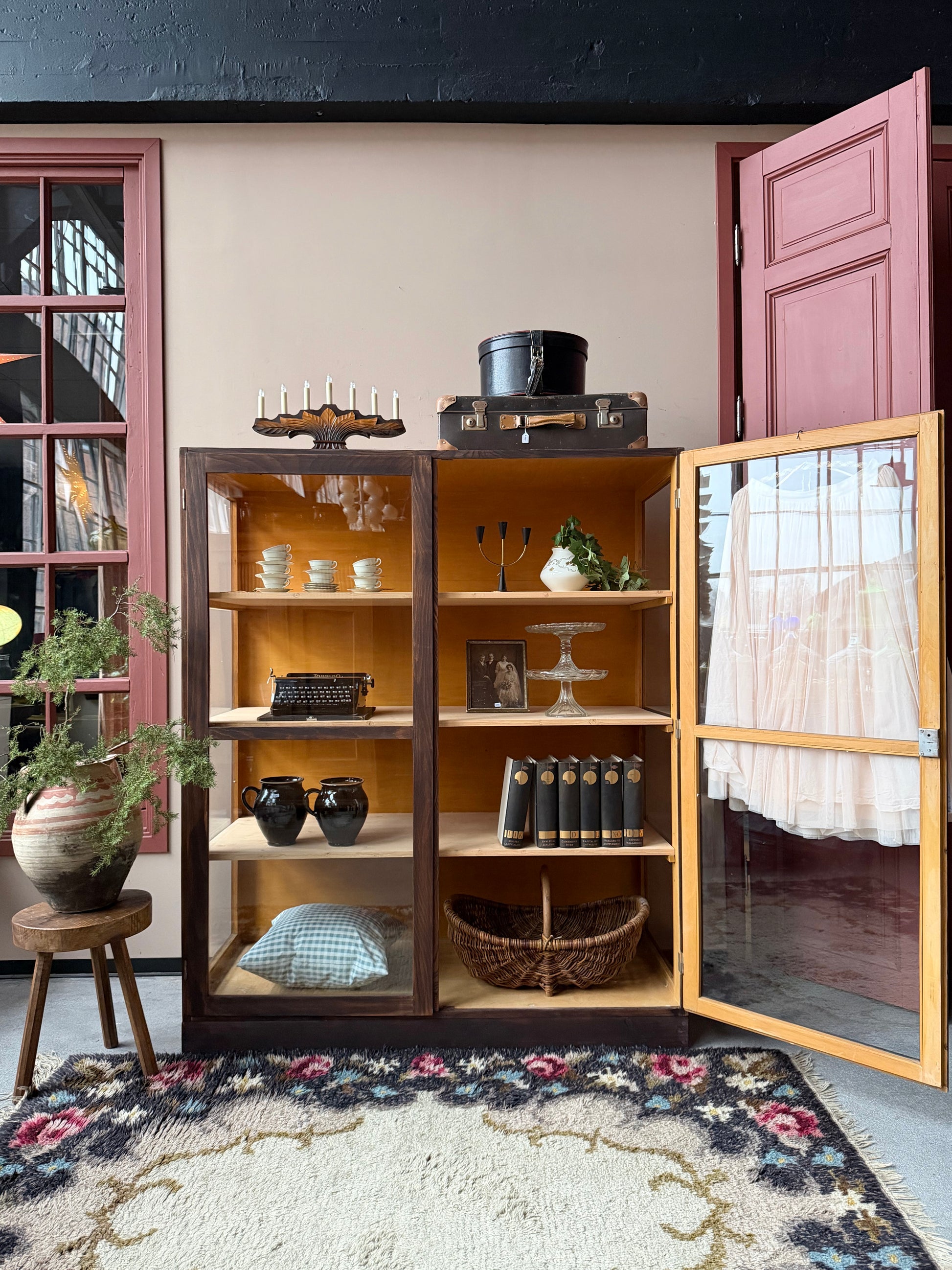 Ett gammalt, vackert vitrinskåp med rak överkant. Praktiskt skåp som rymmer mycket och fint att placera inredningsdetaljer och skapa olika stilleben utefter säsong på skåpet.
Skåpet har två öppningsbara dörrar i glas. Skåpet har i dagsläget 3 st nya och fräscha hyllplan, vi kan sätta in fler om det önskas. Skåpet är varsamt renoverat. 