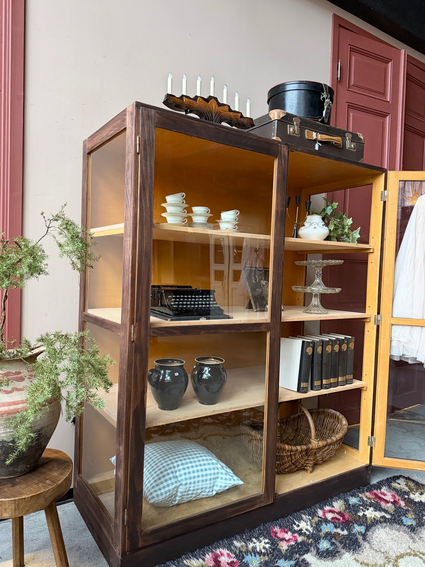 Ett gammalt, vackert vitrinskåp med rak överkant. Praktiskt skåp som rymmer mycket och fint att placera inredningsdetaljer och skapa olika stilleben utefter säsong på skåpet.
Skåpet har två öppningsbara dörrar i glas. Skåpet har i dagsläget 3 st nya och fräscha hyllplan, vi kan sätta in fler om det önskas. Skåpet är varsamt renoverat. 