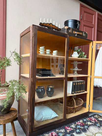 Ett gammalt, vackert vitrinskåp med rak överkant. Praktiskt skåp som rymmer mycket och fint att placera inredningsdetaljer och skapa olika stilleben utefter säsong på skåpet.
Skåpet har två öppningsbara dörrar i glas. Skåpet har i dagsläget 3 st nya och fräscha hyllplan, vi kan sätta in fler om det önskas. Skåpet är varsamt renoverat. 