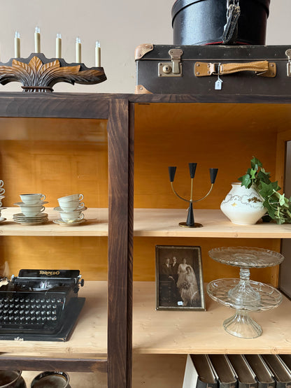 Ett gammalt, vackert vitrinskåp med rak överkant. Praktiskt skåp som rymmer mycket och fint att placera inredningsdetaljer och skapa olika stilleben utefter säsong på skåpet.
Skåpet har två öppningsbara dörrar i glas. Skåpet har i dagsläget 3 st nya och fräscha hyllplan, vi kan sätta in fler om det önskas. Skåpet är varsamt renoverat. 