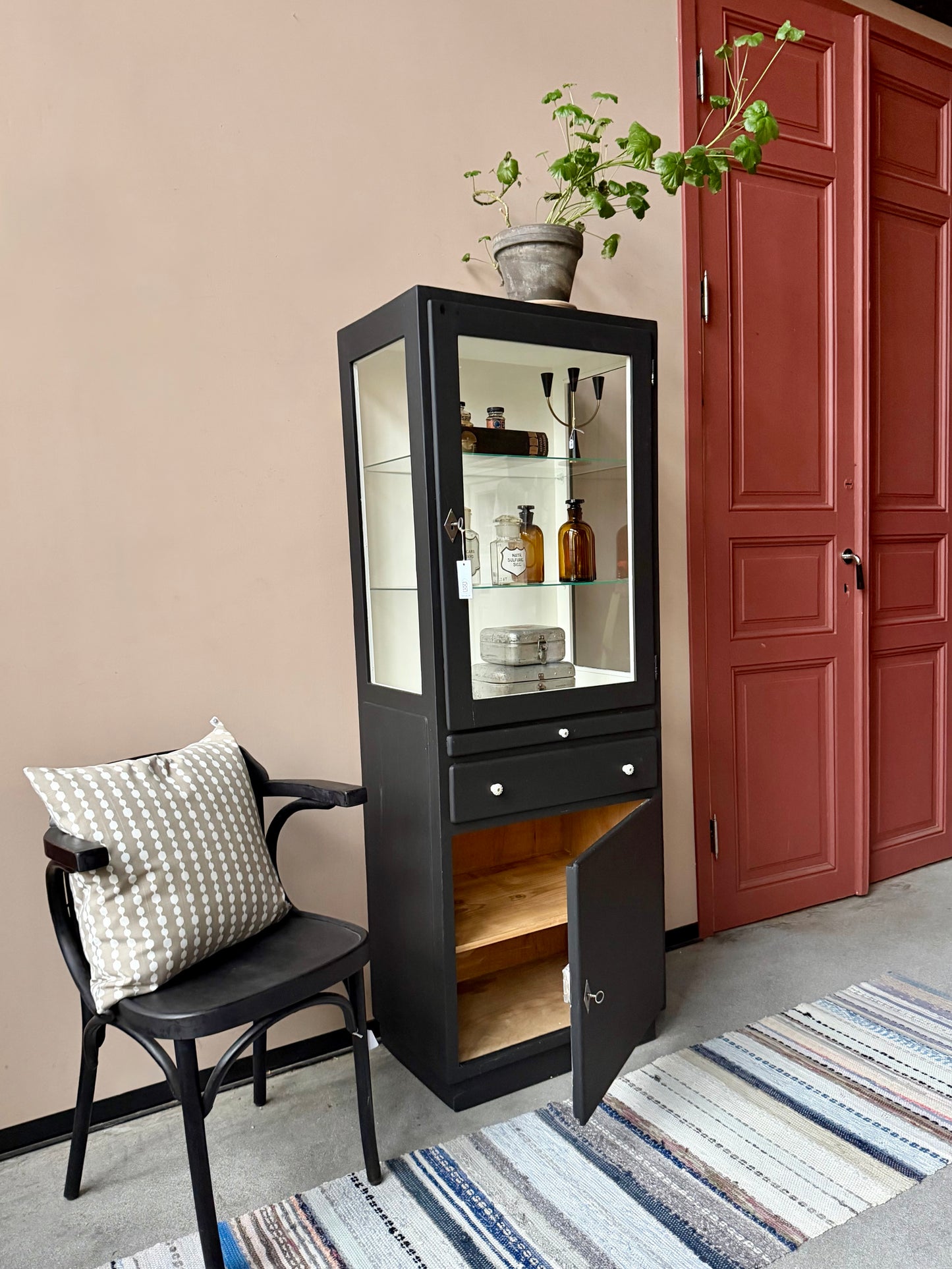 Ett gammalt läckert läkarskåp i trä med två hyllor i glas och även glas i sidan. Ett perfekt skåp för badrummet eller som vitrinskåp i köket .Skåpet har både en utdragbar skiva i trä samt låda och skåp med dold förvaring nertill och med fina porslinsknoppar. Väldigt praktiskt skåp helt enkelt. 