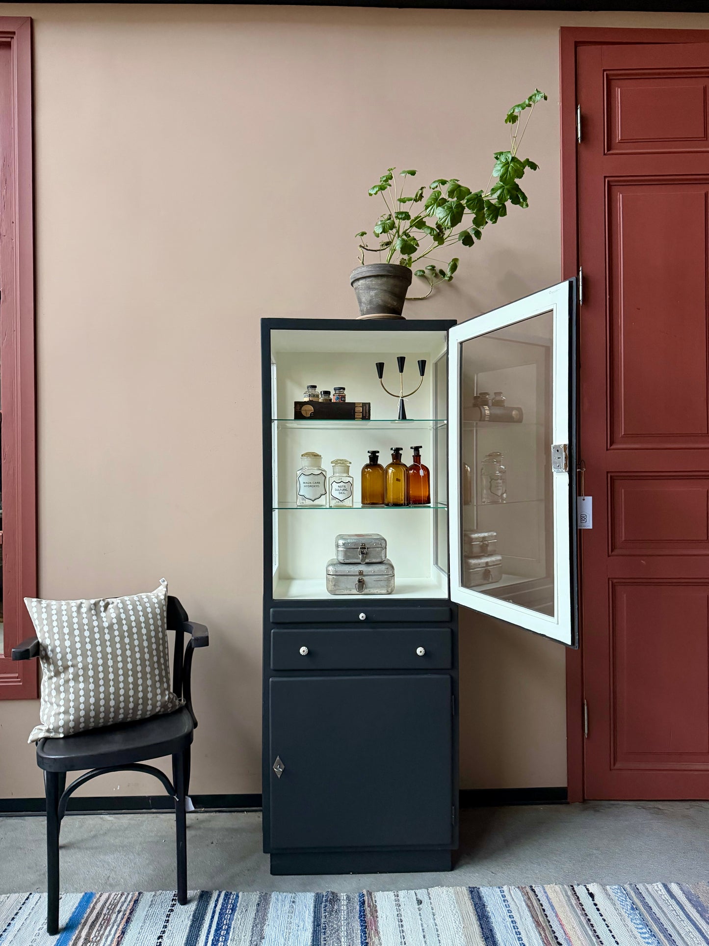 Ett gammalt läckert läkarskåp i trä med två hyllor i glas och även glas i sidan. Ett perfekt skåp för badrummet eller som vitrinskåp i köket .Skåpet har både en utdragbar skiva i trä samt låda och skåp med dold förvaring nertill och med fina porslinsknoppar. Väldigt praktiskt skåp helt enkelt. 