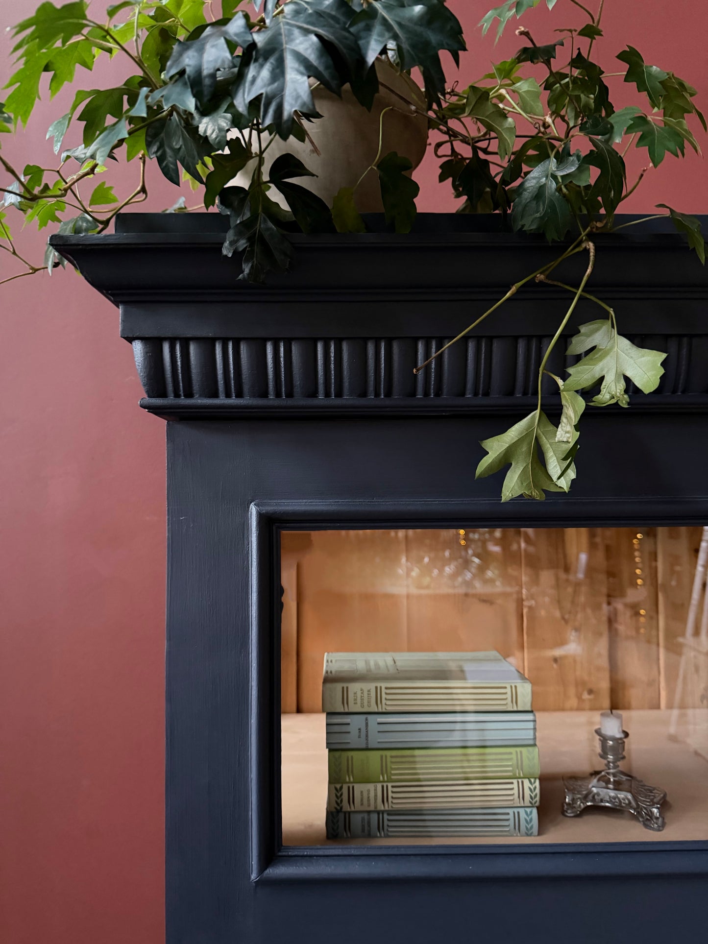 Ett gammalt, otroligt vackert vitrinskåp med fina detaljer i de raka formerna.Skåpet har i dagsläget 3 st nya och fräscha hyllplan, vi kan sätta in fler om det önskas. Det har dessutom en bred praktisk låda längst ner med vackra porslinsknoppar.Skåpet är varsamt renoverat och slutligen penselmålat med en matt, vattenbaserad snickerifärg i Dakaboms åskblåa kulör.