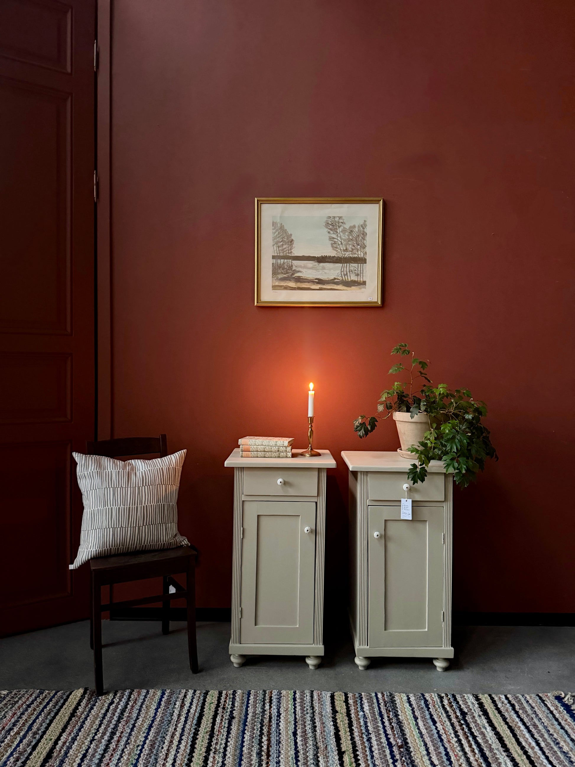 Två gamla vackra sängbord i enkel med stilig utformning med både låda och skåp. Både låda och skåp har fått nya nätta porslinsknoppar i äldre stil.