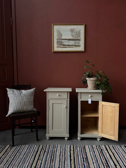 Två gamla vackra sängbord i enkel med stilig utformning med både låda och skåp. Både låda och skåp har fått nya nätta porslinsknoppar i äldre stil.