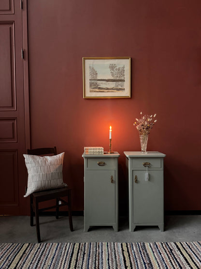 Två gamla vackra sängbord i enkel med stilig utformning med både låda och skåp. Både låda och skåp har fått nya nätta porslinsknoppar i äldre stil.