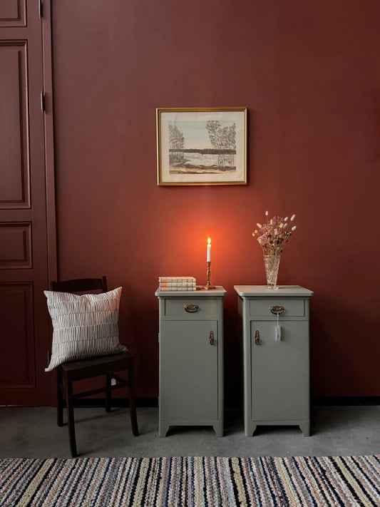 Två gamla vackra sängbord i enkel med stilig utformning med både låda och skåp. Både låda och skåp har fått nya nätta porslinsknoppar i äldre stil.