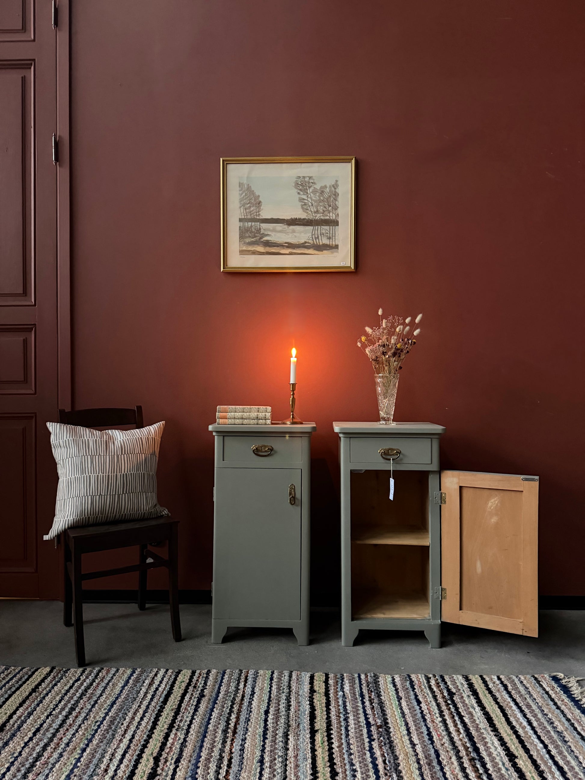 Två gamla vackra sängbord i enkel med stilig utformning med både låda och skåp. Både låda och skåp har fått nya nätta porslinsknoppar i äldre stil.