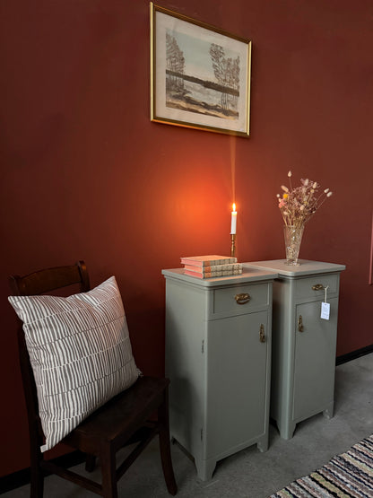 Två gamla vackra sängbord i enkel med stilig utformning med både låda och skåp. Både låda och skåp har fått nya nätta porslinsknoppar i äldre stil.