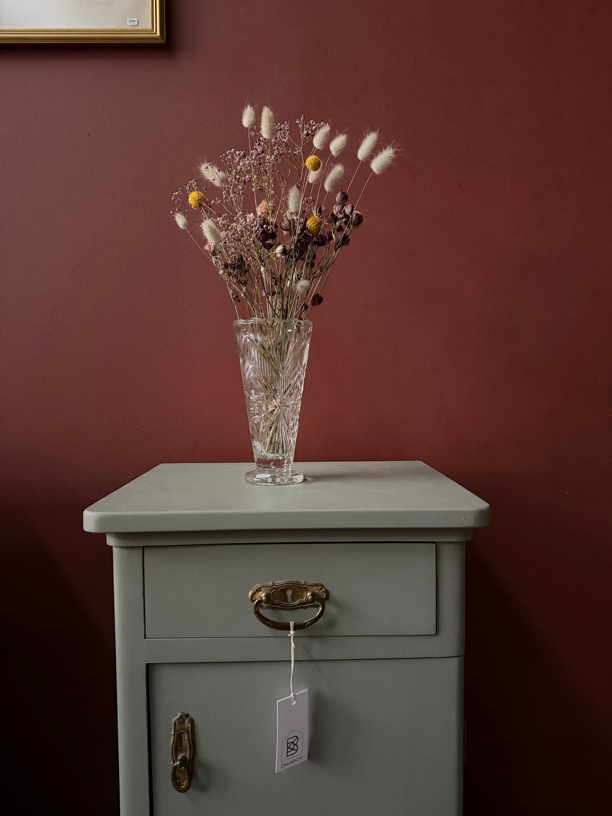 Två gamla vackra sängbord i enkel med stilig utformning med både låda och skåp. Både låda och skåp har fått nya nätta porslinsknoppar i äldre stil.