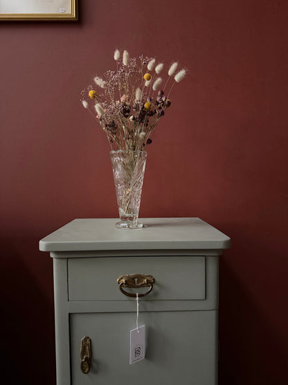 Två gamla vackra sängbord i enkel med stilig utformning med både låda och skåp. Både låda och skåp har fått nya nätta porslinsknoppar i äldre stil.