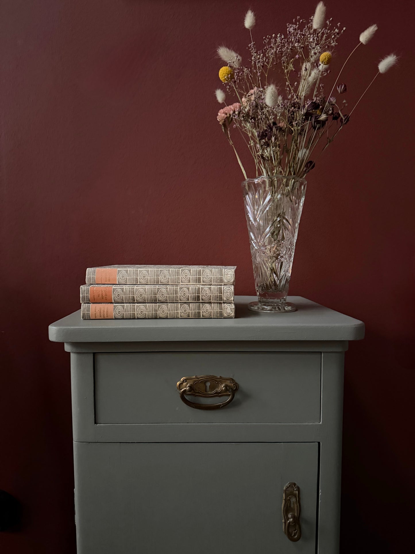 Två gamla vackra sängbord i enkel med stilig utformning med både låda och skåp. Både låda och skåp har fått nya nätta porslinsknoppar i äldre stil.