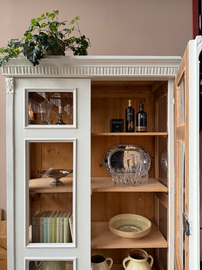 Ett gammalt vackert vitrinskåp med många fina och klassiska detaljer. Skåpet har vitringlas även i sidorna för vackert ljusinsläpp. Skåpet har i dagsläget 3 st nya och fräscha hyllplan. Skåpet har en stor och praktisk låda nertill med porslinsknoppar.