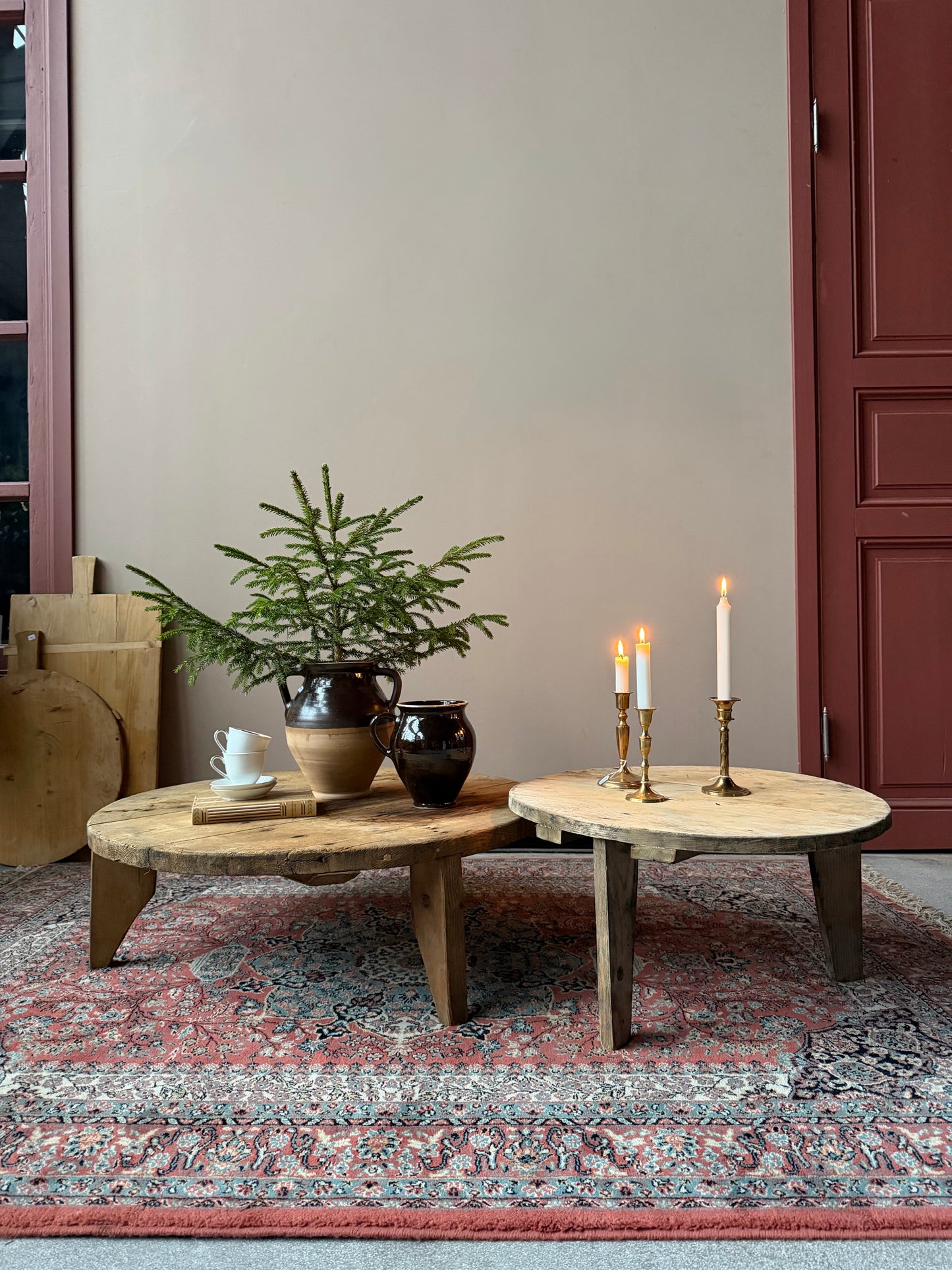 Ett litet lågt och vackert gammalt träbord med nätta mått som passar fint för sig själv eller tillsammans med ett större träbord som på bilden ( Artikel nr D449 ). 